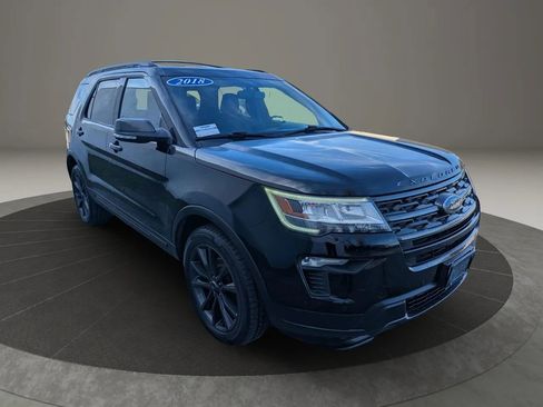 Used 2018 Ford Explorer XLT w/ Equipment Group 202A image 3