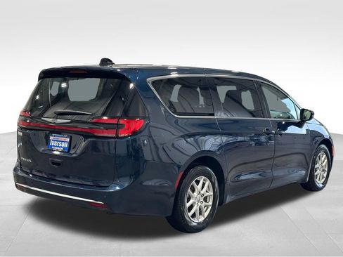 Used 2024 Chrysler Pacifica Touring-L FWD image 7