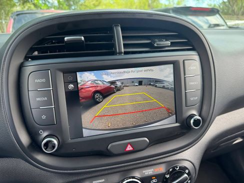 Used 2025 Kia Soul LX w/ LX Technology Package FWD image 22