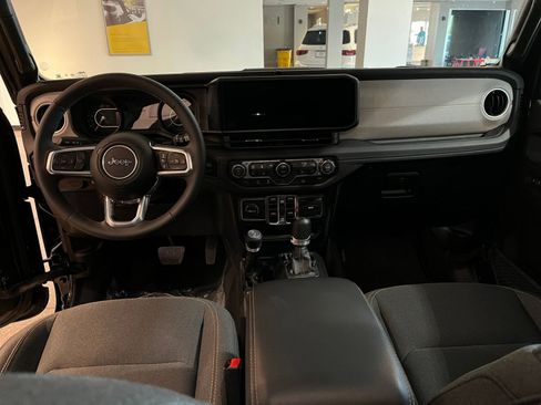 Used 2025 Jeep Wrangler Unlimited Sahara AWD/4WD image 33