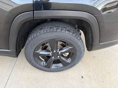 Used 2023 Jeep Grand Cherokee L Laredo image 9