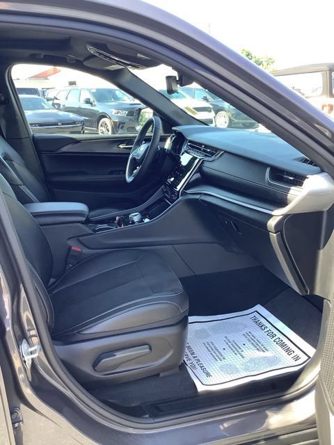 Used 2023 Jeep Grand Cherokee Altitude AWD/4WD image 19