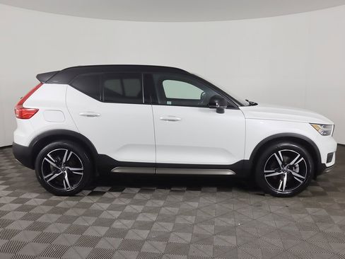 Used 2021 Volvo XC40 T5 R-Design image 19