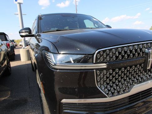Used 2025 Lincoln Navigator Reserve AWD/4WD image 11