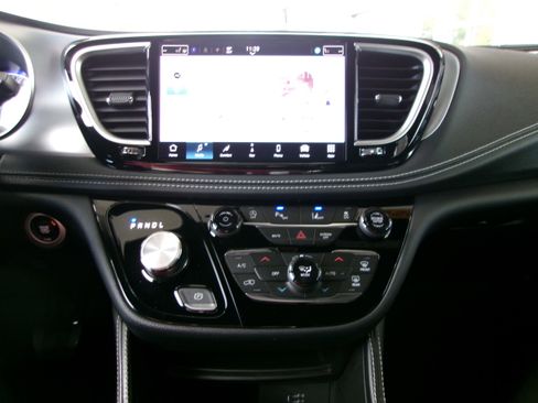 New 2026 Chrysler Pacifica Limited image 14