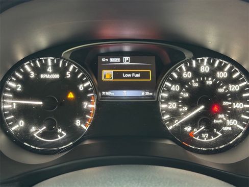 Used 2018 Nissan Pathfinder SV image 17