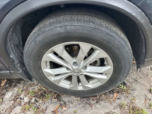 Used 2014 Nissan Rogue SV FWD image 2