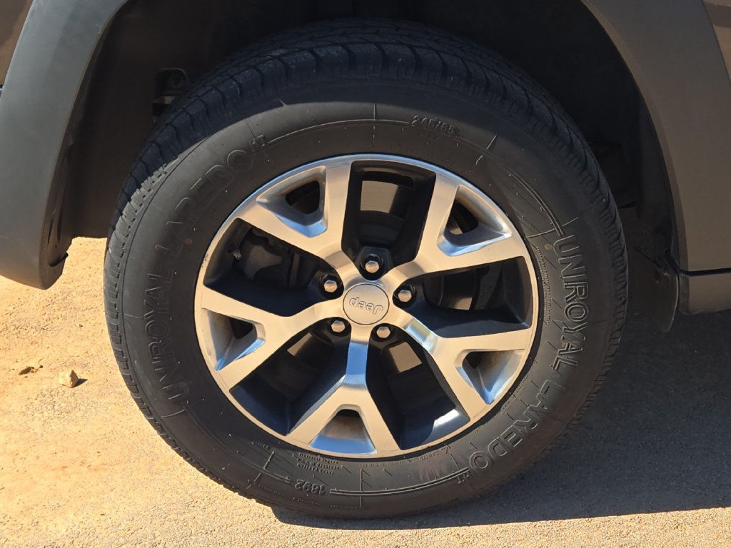 Used 2018 Jeep Cherokee Trailhawk AWD/4WD image 5