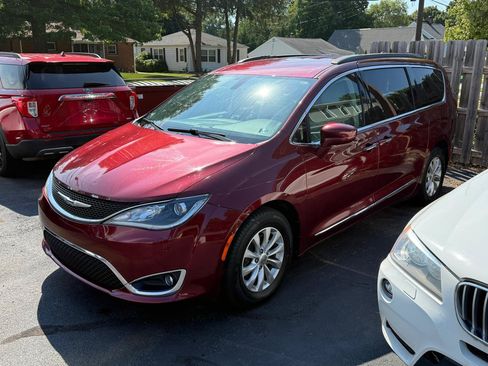 Used 2017 Chrysler Pacifica Touring-L FWD image 1