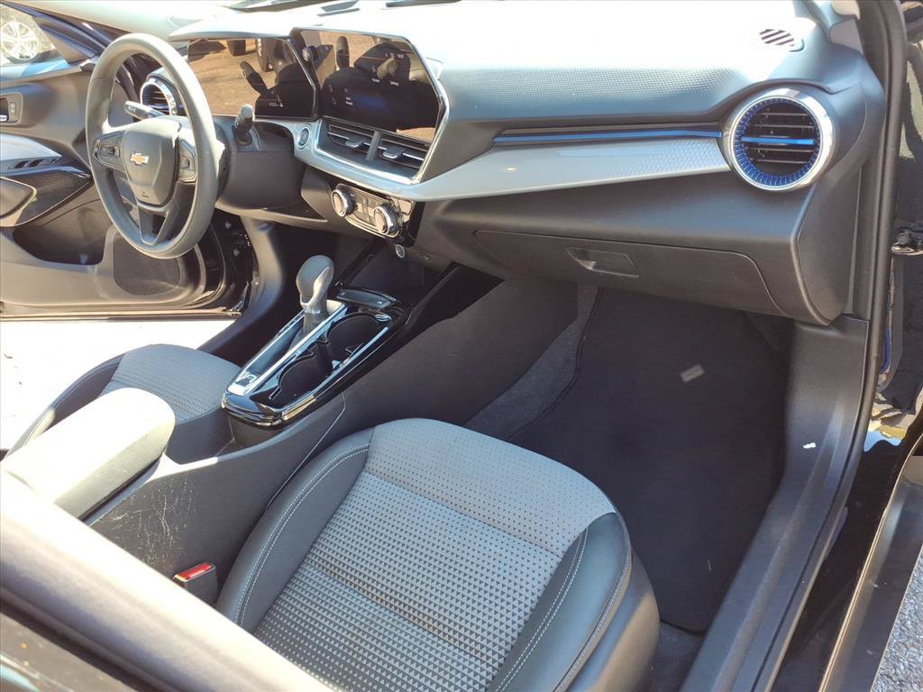 Used 2025 Chevrolet Trax LT FWD image 15