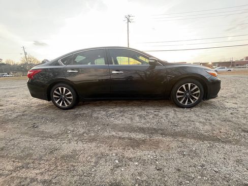 Used 2017 Nissan Altima 2.5 SL w/ Moonroof Package image 4