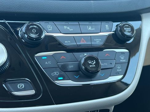 Used 2023 Chrysler Pacifica Touring-L FWD image 31