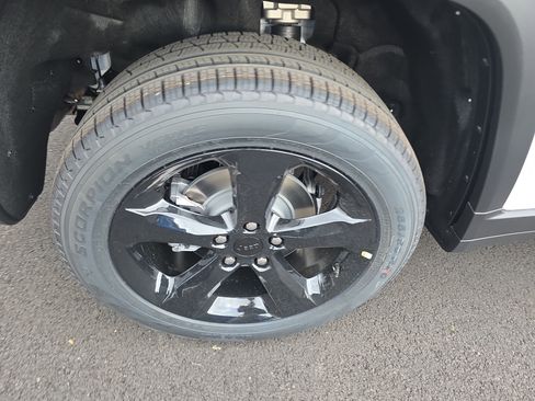 New 2025 Jeep Grand Cherokee Limited w/ Black Appearance Package image 28