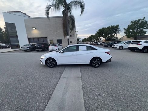 Used 2025 Hyundai Elantra Limited image 16