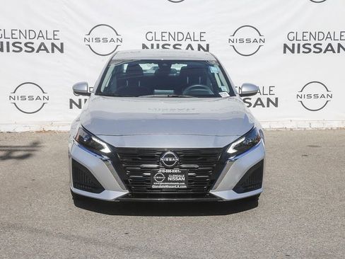 Used 2023 Nissan Altima 2.5 SV FWD image 2