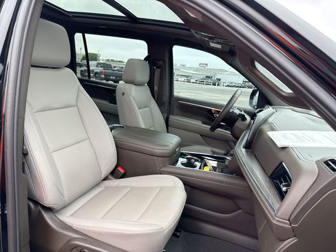 Used 2025 Chevrolet Suburban Z71 w/ Comfort Package image 26