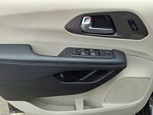 Used 2023 Chrysler Pacifica Touring-L FWD image 23