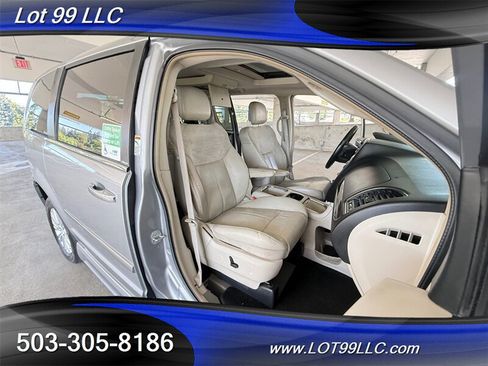 Used 2013 Chrysler Town & Country Limited w/ Luxury Group FWD image 20