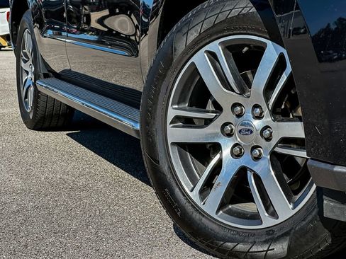 Used 2023 Ford Expedition Limited image 2