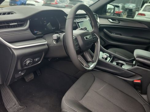 Used 2025 Jeep Grand Cherokee Laredo w/ Luxury Tech Group I RWD image 15