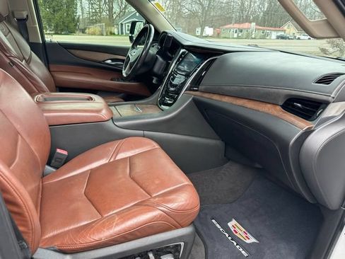 Used 2019 Cadillac Escalade Luxury AWD/4WD image 14