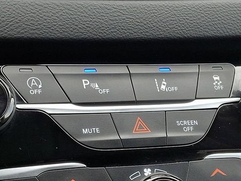 Used 2024 Chrysler Pacifica Touring-L image 25