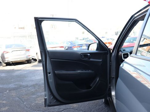 Used 2023 Hyundai Venue Limited image 9