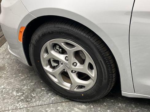 Used 2024 Chrysler Pacifica Limited image 36