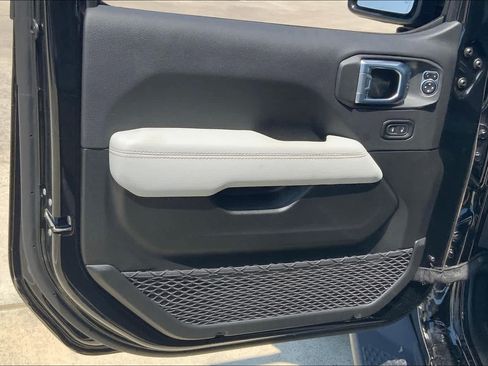 Used 2022 Jeep Gladiator Overland AWD/4WD image 43