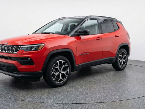 Used 2025 Jeep Compass Limited AWD/4WD image 3