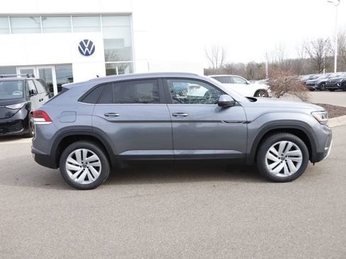 Used 2022 Volkswagen Atlas Cross Sport SE AWD/4WD image 2
