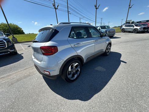 Used 2021 Hyundai Venue SEL FWD image 10