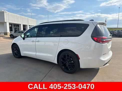 Used 2025 Chrysler Pacifica Limited FWD image 5