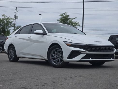Used 2024 Hyundai Elantra SEL FWD image 1