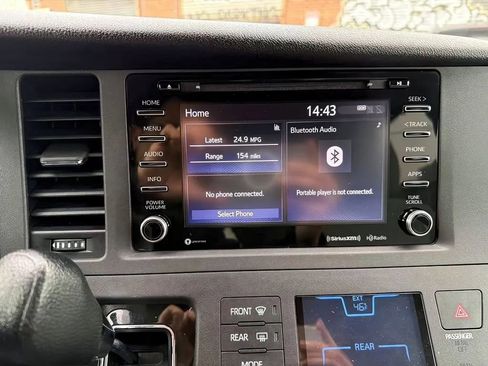 Used 2018 Toyota Sienna LE image 19