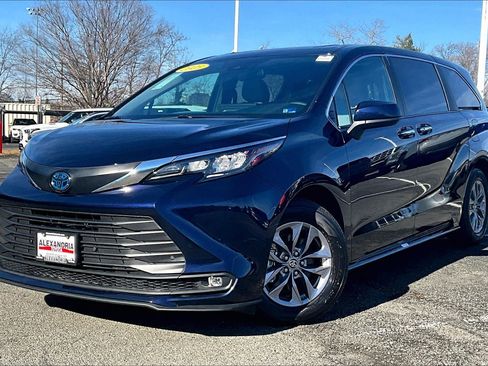 Used 2025 Toyota Sienna XLE FWD image 1