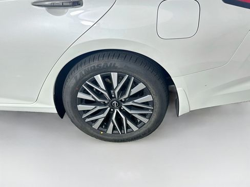 Used 2024 Nissan Altima 2.5 SV FWD image 11