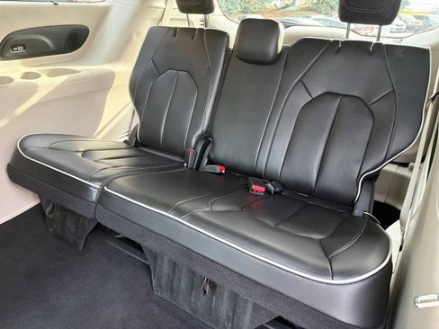 Used 2023 Chrysler Pacifica Limited FWD image 14
