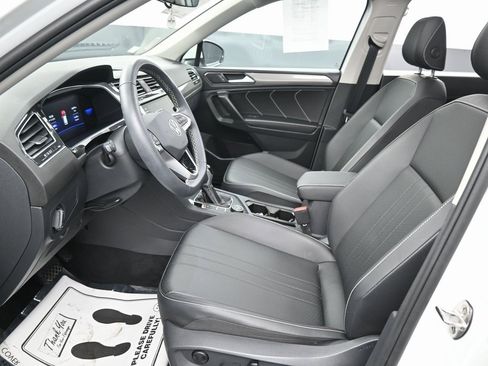 Used 2023 Volkswagen Tiguan SE w/ Panoramic Sunroof Package image 25