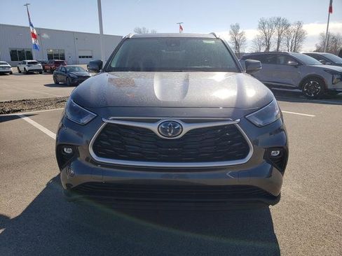 Used 2023 Toyota Highlander XLE image 2