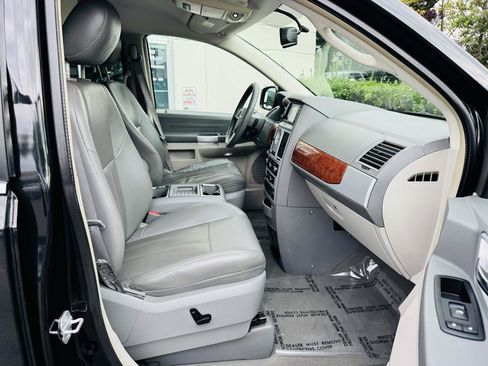 Used 2008 Chrysler Town & Country Touring FWD image 38