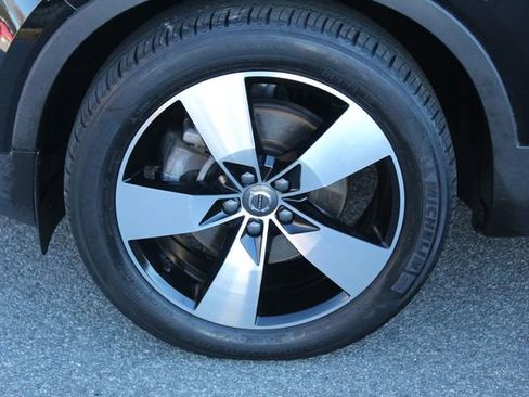 Used 2020 Volvo XC40 T5 Momentum w/ Protection Package Premier image 15