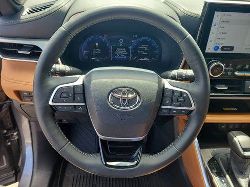 Used 2024 Toyota Highlander Platinum FWD image 23