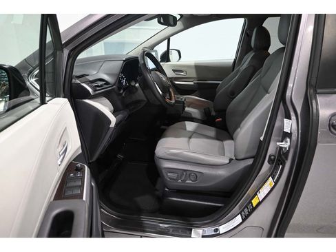 Used 2021 Toyota Sienna XLE w/ XLE Plus Package FWD image 13