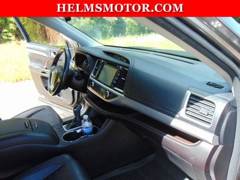 Used 2018 Toyota Highlander XLE AWD/4WD image 33