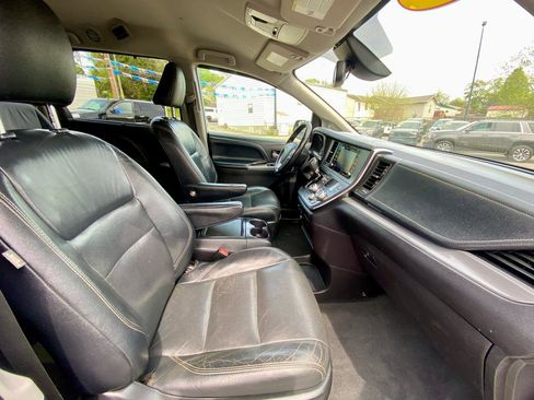 Used 2019 Toyota Sienna SE FWD image 9