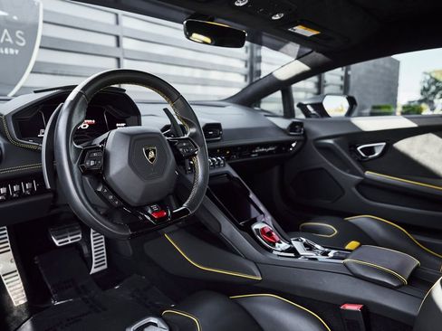 Used 2021 Lamborghini Huracan EVO image 2