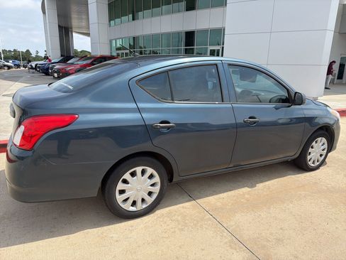 Used 2015 Nissan Versa S FWD image 3