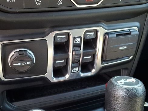 Used 2018 Jeep Wrangler Unlimited Sahara w/ Dual Top Group AWD/4WD image 28