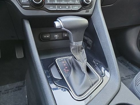 Used 2020 Kia Niro LXS FWD image 24
